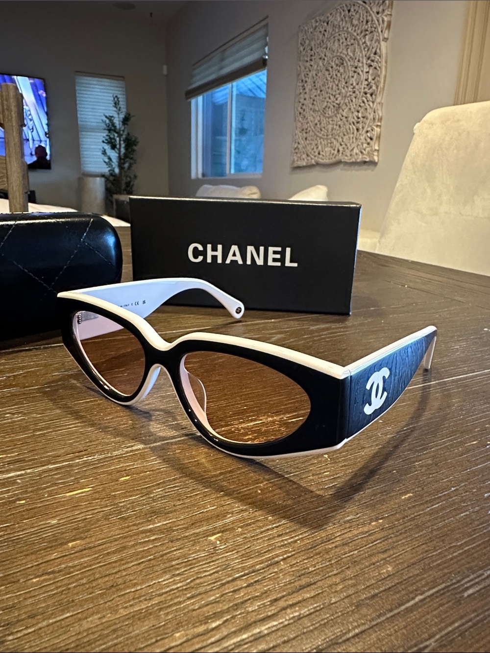 CHANEL Black and White Retro Cat-Eye Sunglasses - Picture 5 of 7